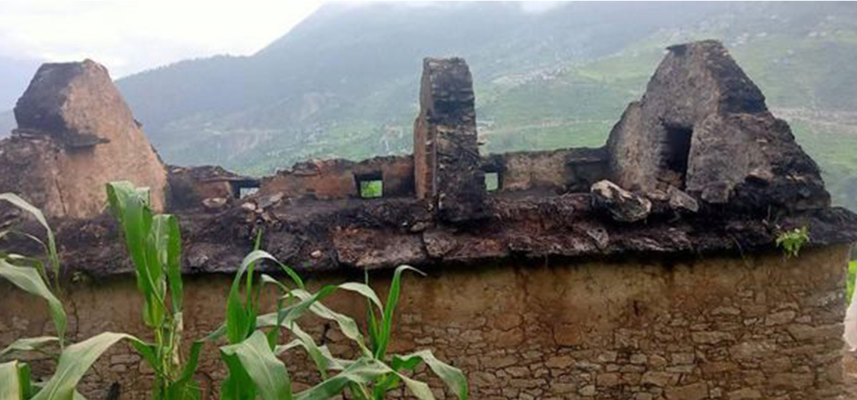 रास्कोट नगरपालिकामा विद्युत्को तार सर्ट हुँदा एक घर जलेर नष्ट