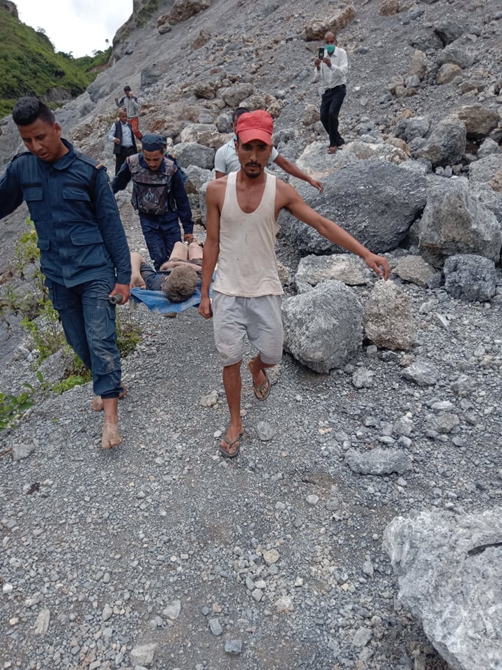 मध्यपहाडि लोकमार्गमा सुख्खा पहिरो ; दुई जना घाईते एक जनाको अबस्था गम्भिर