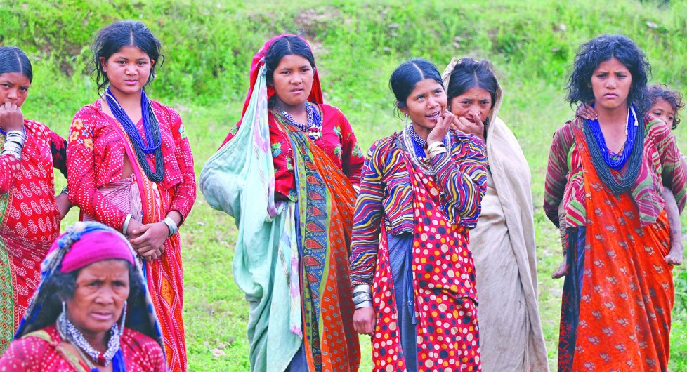 कलिलैमा एकल बन्दै राउटे युवती