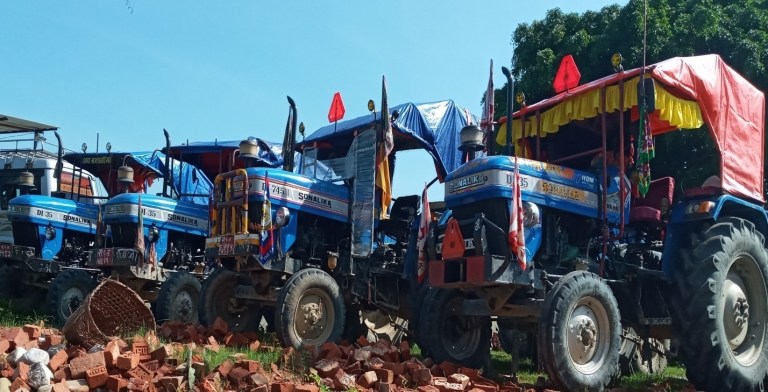 कागजातबिना नै जडिबुटी ढुवानी ; दुई ट्र्याक्टर नियन्त्रणमा
