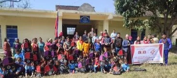 महालक्ष्मी विकास बैंक द्वारा विद्यार्थीलाई झोला वितरण