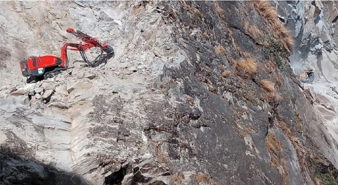 डाेजरले खन्ने क्रममा ढुंगाले लागेर महिला गम्भीर घाइते