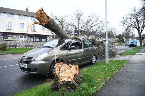बेलायतमा शक्तिशाली आँधीका कारण जनजीवन अस्तव्यस्त, तीनको मृत्यु