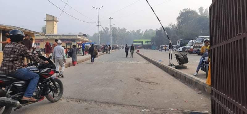 निजी सवारीले यात्रु बोकेको भन्दै सुर्खेतमा सार्वजनिक यातायात बन्द