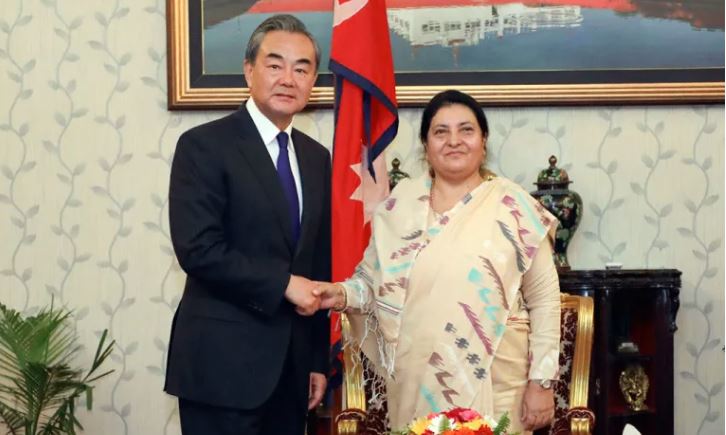 चिनियाँ विदेशमन्त्री वाङ यीले आज राष्ट्रपति भण्डारीसँग शिष्टाचार भेट गर्दै